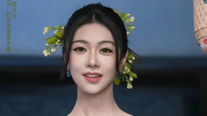 45岁薛凯琪还能做“少女”!穿中式豆绿色抹胸搭半身长裙,手拿团扇像25岁