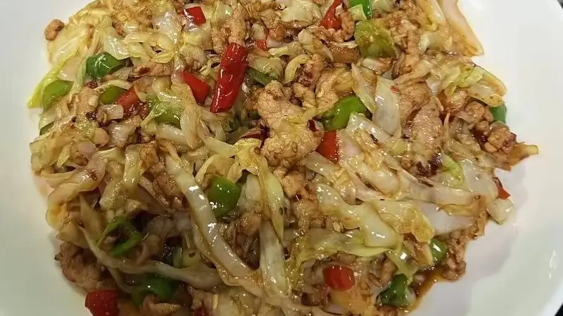 酸辣肉丝炒包菜：脆嫩爽口，下饭神器