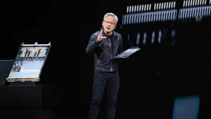 黄仁勋股东大会最新表态：本轮AI基建周期长达数十年