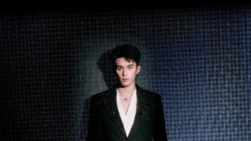 吴磊：Burberry 定制西装配宝格丽，双奢护航的绅士锋芒