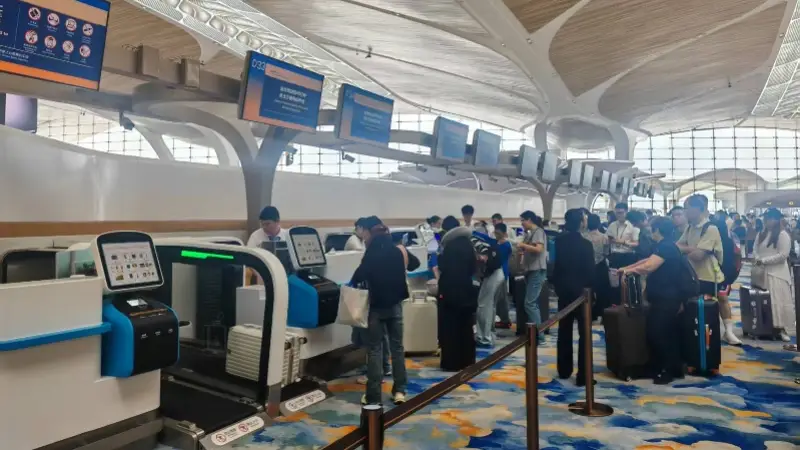 暑运出行热度飙升！广州白云机场国际中转客流全国居首