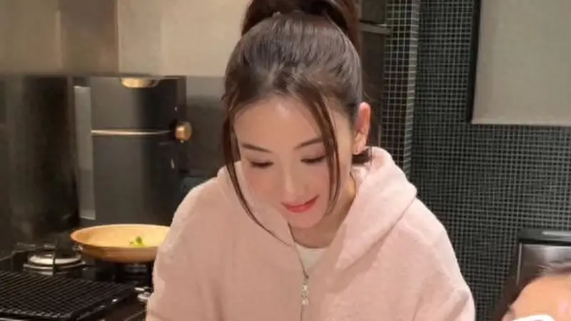 方媛带两女儿逛街被偶遇，身材五五分一身奢侈品，保姆全程陪伴