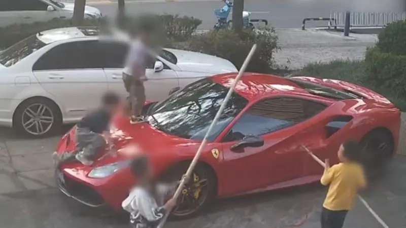 360万法拉利被4孩童当滑梯划伤，家长仅共赔五千且无人致歉，车主将提起民事诉讼