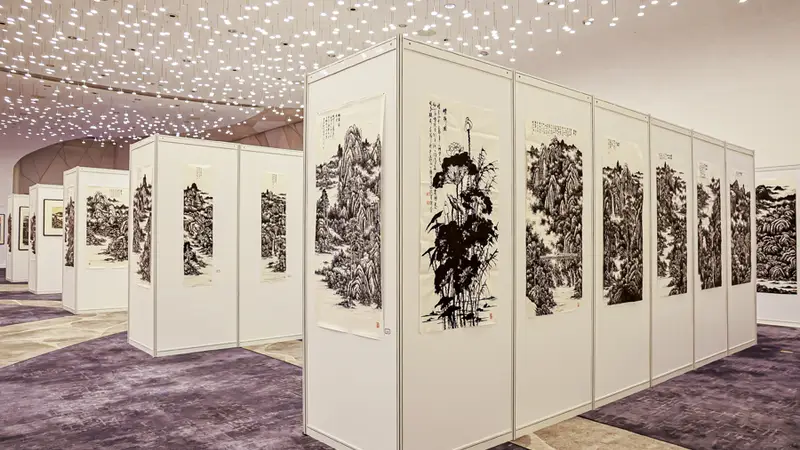 追求极致的黑与白，他用焦墨画出江淮雄风