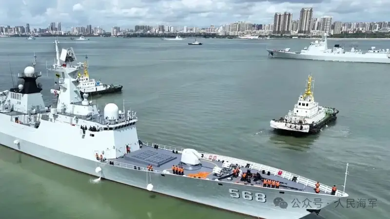 导弹驱逐舰南宁舰、导弹护卫舰衡阳舰抵达香港，首次向港澳民众开放，接受市民登舰参观
