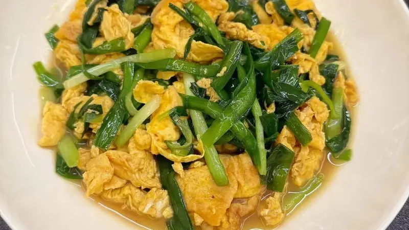 家常韭菜炒鸡蛋最简单做法，鲜香软嫩色泽鲜亮，新手零失败