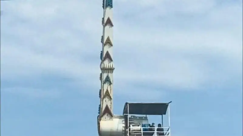 沈阳万泉公园一游乐设施在一声巨响后发生故障悬挂空中,公园:游客没事