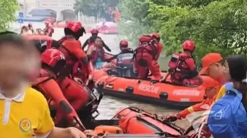 他席地而坐,在雨中吃饭!本人回应