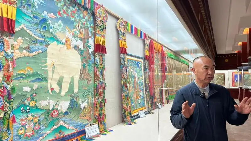 圣境甘南·心灵之旅:在闹市“邂逅”千年藏族唐卡