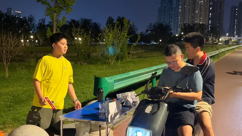 10岁“小孩哥”暑期摆摊卖水反亏80元，父亲：目的不为赚钱，锻炼计算与沟通能力