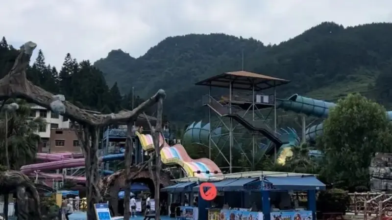 游客称在贵阳一景区玩彩虹滑梯时“人毯分离”受伤,景区:游客或因紧张未抓稳,医疗费用已赔付