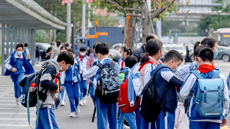 满嘴烂梗的学生，正在“逼疯”深圳教师