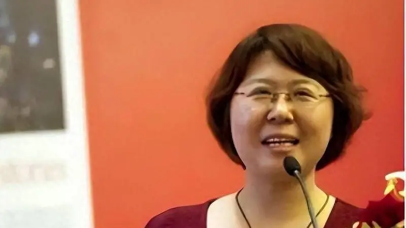 拔出萝卜带出泥？贾浅浅落槌后，莫言女儿管笑笑深陷抄袭质疑