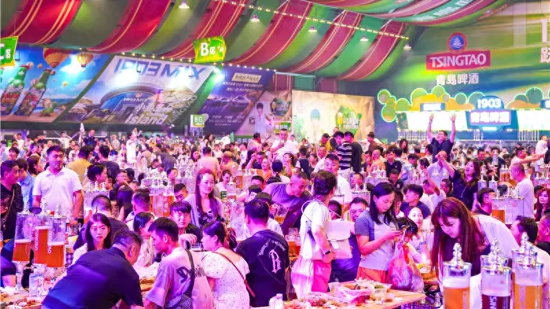 干杯!第36届青岛国际啤酒节西海岸会场啤酒大篷人气攀升