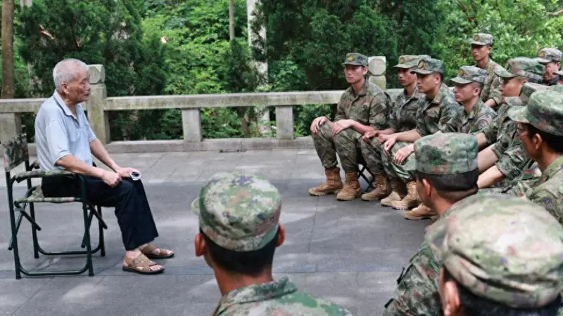 跟着镜头,和官兵共赴沉浸式红色教育