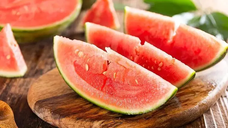 隔夜西瓜一口8400个细菌？隔夜食物到底能不能吃？真相是……