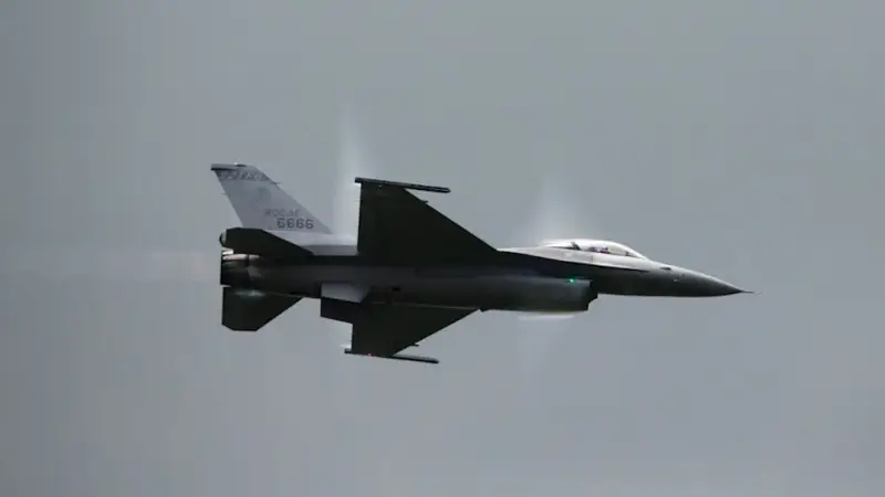 演习首日发生意外事故：台空军一架F-16战机降落时偏离并冲出跑道