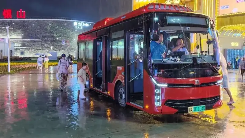 突降大雨服务不降温｜啤酒节暖心接驳守护游客出行
