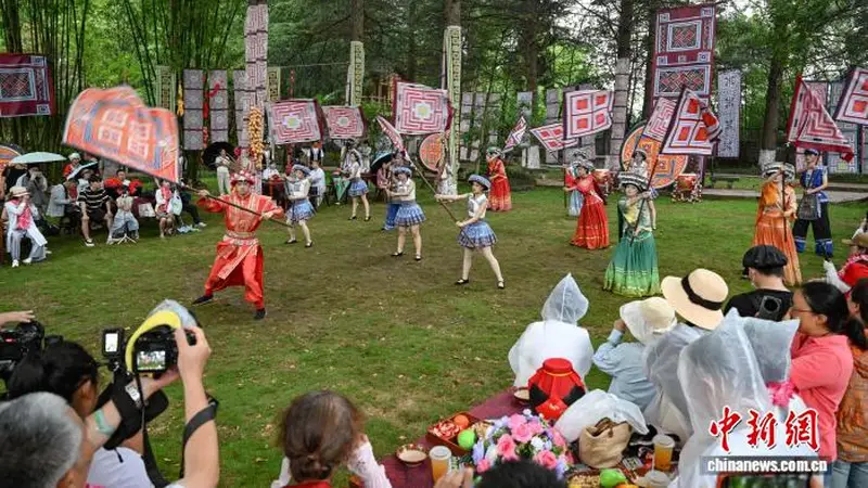 贵阳百花湖实景秀《筑水欢歌》首演