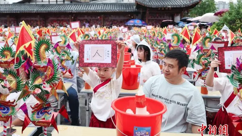 福建沙县:两百萌童开笔破蒙,古街飘起“文化宴”