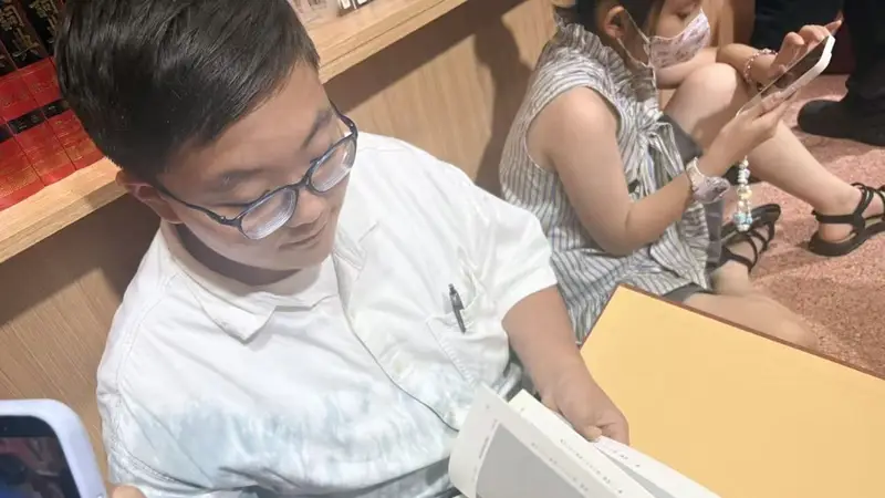 第一次独自逛书展 去年抄《敦煌学大辞典》的“小孩哥”长大了