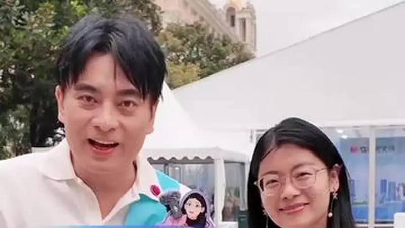 和演员陈龙逛上海书展，看AI创意如何打开老字号