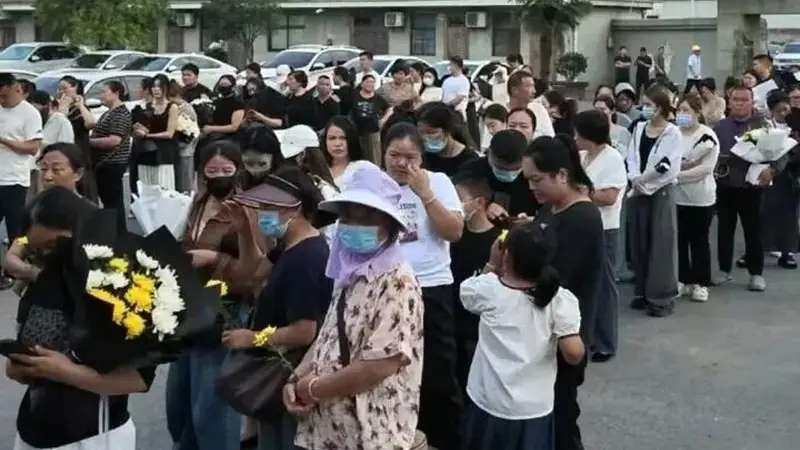 39岁儿科医生心脏骤停离世,近千名患儿家属赶来送别,众多网友发文悼念,妻子回应:他两个微信共两万多好友,每晚挨个回复到凌晨
