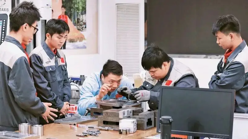 AI时代，“劳动光荣”过时了吗？