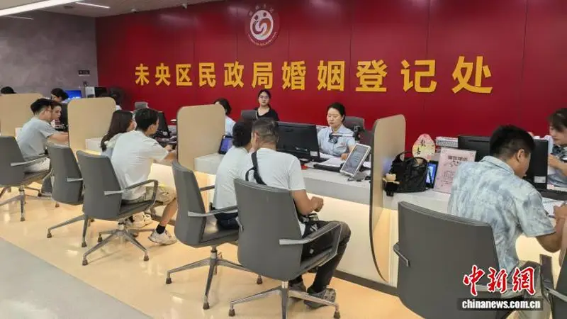 西安新人“七夕”领证 沉浸式“邂逅”中式婚俗浪漫