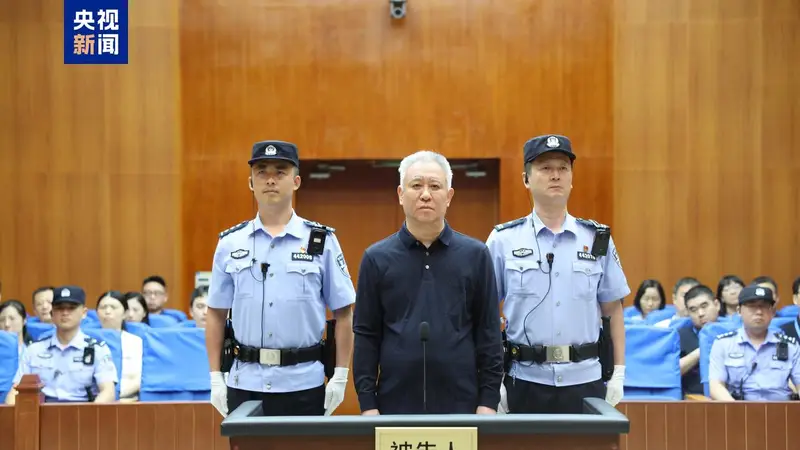 他才是“恒大”真正主人,如今身价520亿,娶小21岁明星羡煞旁人