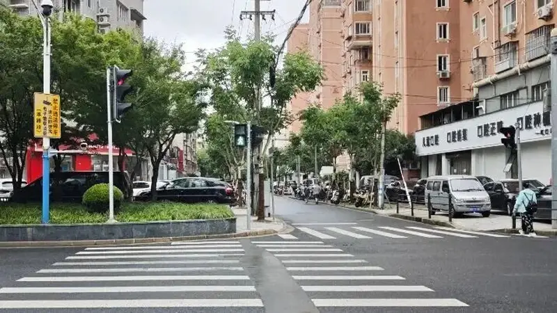 路口绿化带挤占人行道,如何还路于民?