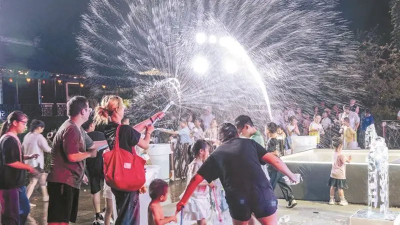 避开人潮少花钱 错峰出游正当时 暑期后半程旅游市场热度不减