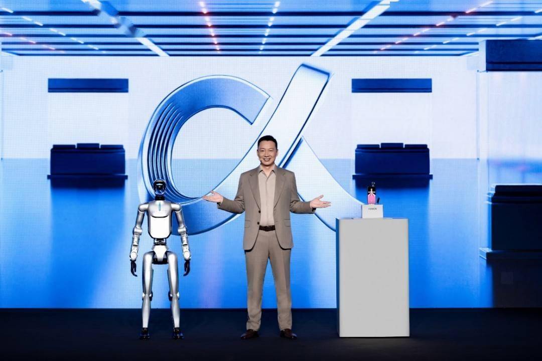改变中的荣耀:CEO李健称手机不应是“无聊黑色方块”