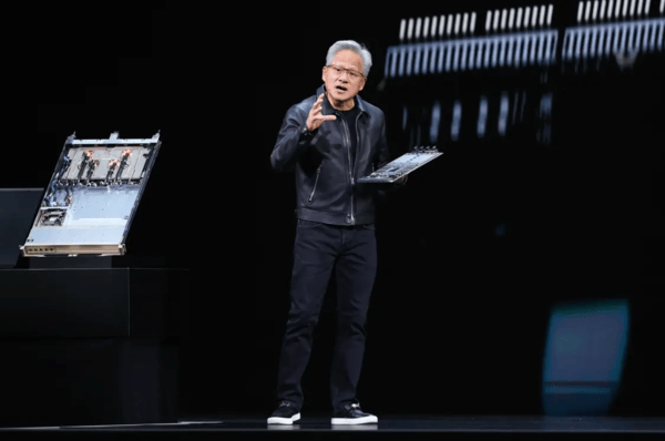 黄仁勋股东大会最新表态:本轮AI基建周期长达数十年
