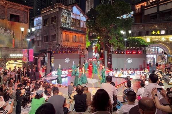 渝中:艺术赋能区域发展 2026重庆国潮时装周启幕