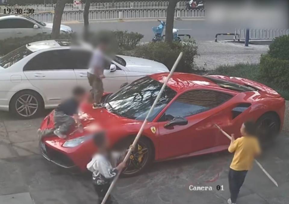 360万法拉利被4孩童当滑梯划伤,家长仅共赔五千且无人致歉,车主将提起民事诉讼