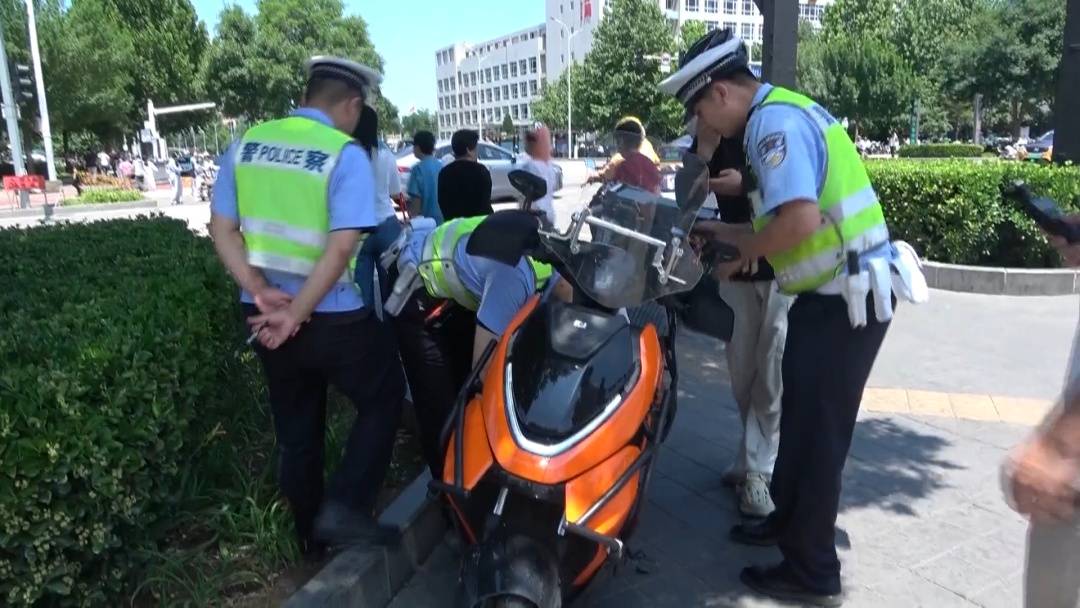 北京:电动摩托车悬挂电动自行车号牌 交警依法整治涉牌涉证违法