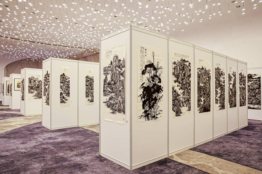 追求极致的黑与白,他用焦墨画出江淮雄风