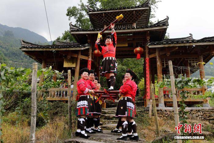 广西龙胜泗水欢庆红衣节 多彩民俗“嗨翻天”
