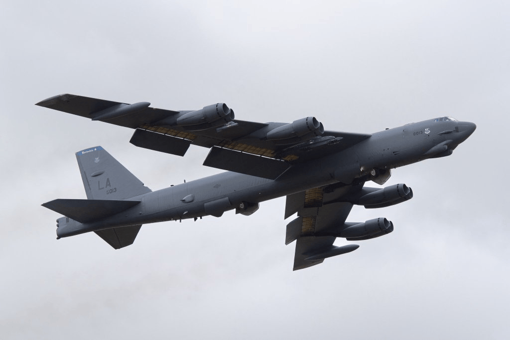 现场画面!美媒:美空军多架B-52轰炸机从英国费尔福德皇家空军基地撤离
