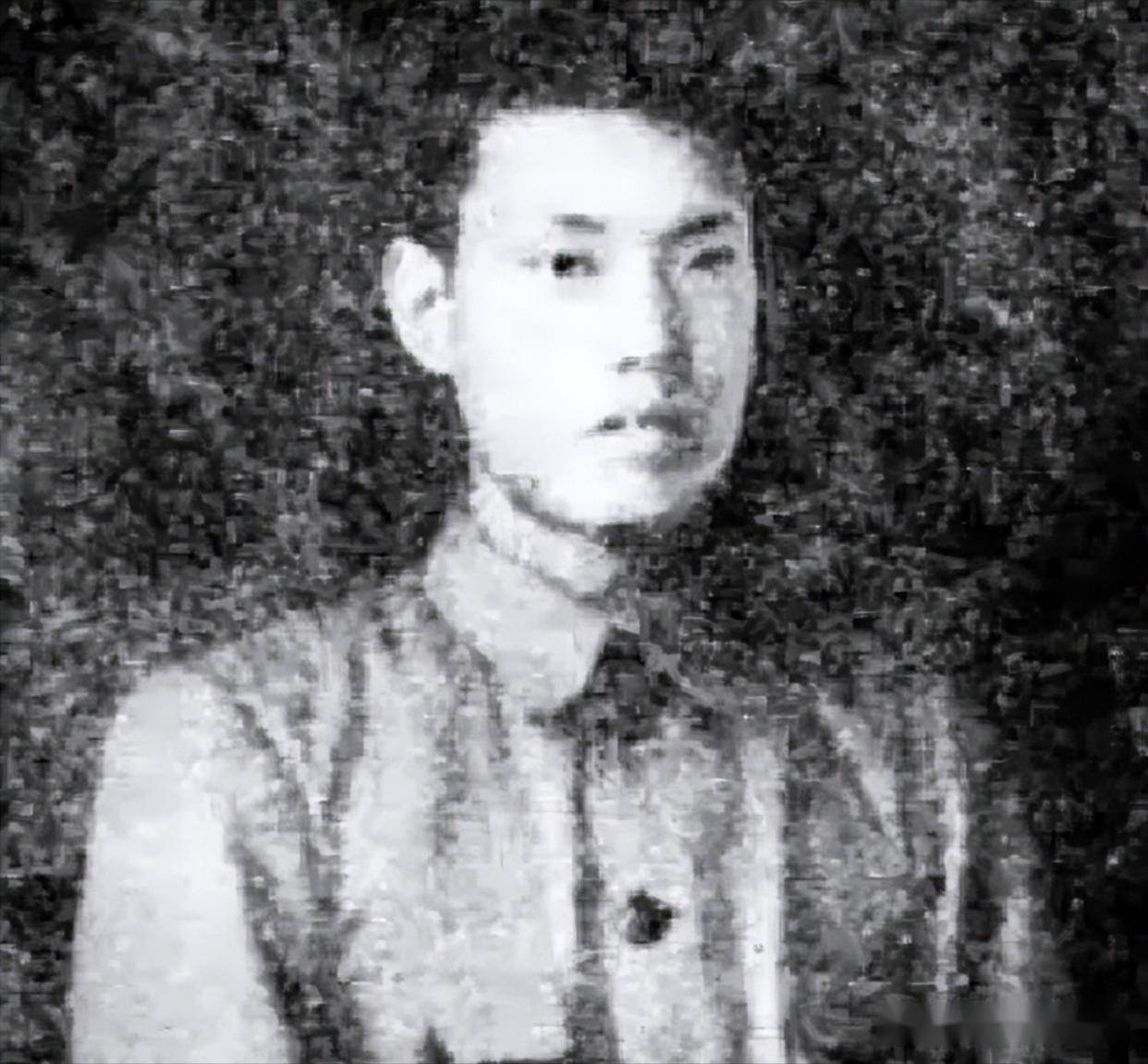 1929年，地下党员丁惟尊叛变，还要带着敌人去火车站抓人，他的妻子知道后，连忙说：“我要回娘家，让我和你一起去火车站吧！”青岛街头照样热闹，人群喧哗，地底却翻涌暗流。一个女人搭丈夫的车去火车站，嘴上说回娘家，心里却要把一条线从刀口上救出来，这趟同行，改变了几个人的命。丁惟尊，地下党...