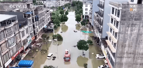 “没想到淹水这么严重，一觉醒来就被困住了”，广西多地：非必要不外出！有水库出现漫顶、缺口、漫坝险情，紧急转移群众