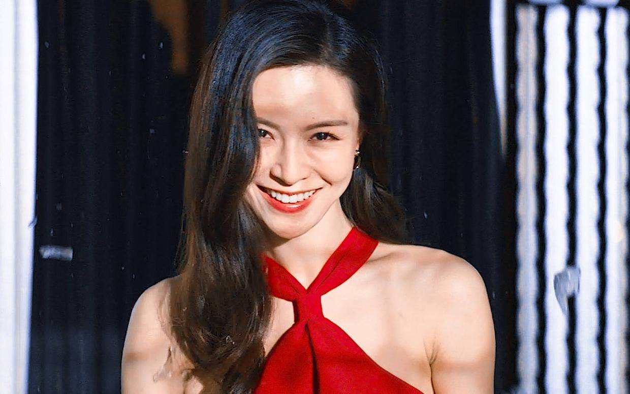 “妻子在试衣间失踪,多年后丈夫在畸形秀上认出了她,此时妻子已经被做成了人彘,真实事件改编”#消失的她看得太爽了 #电影消失的她 #消失的她好适合结伴