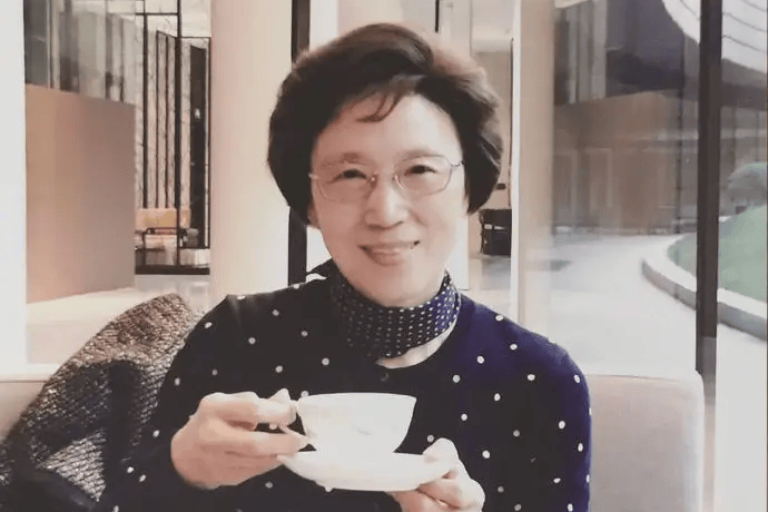 董卿母亲因癌症去世 父亲发文悼念:希望你常回家看看