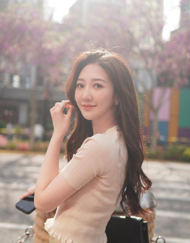 6月29日:TVB女星嫁富二代后,日子过得相当富贵,带女儿坐商务舱出游,尽显精致富贵好状态