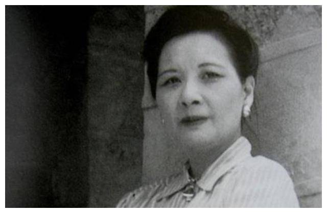 蒋介石逝世后，宋美龄为何移居去美国？她在美国靠什么生活？