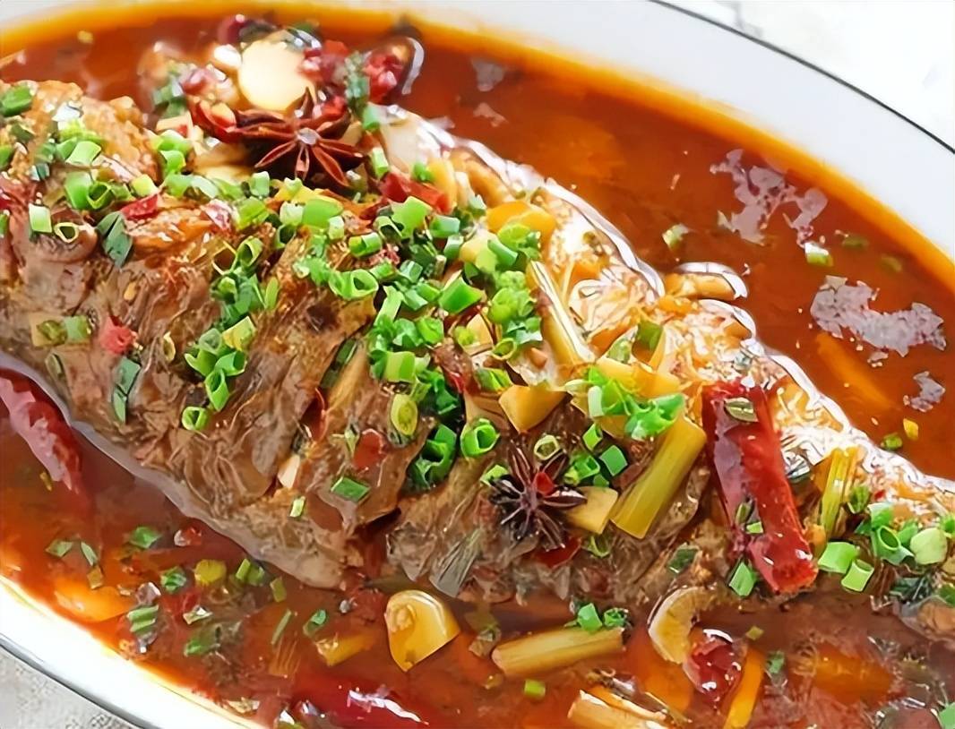 炖鱼“最去腥”的3种调料,一条鱼放3克,鱼肉鲜嫩无腥味