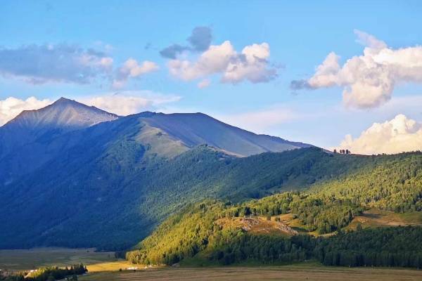 在阿勒泰的四季里，让风吹过你的心：一份本地人的深度旅行笔记