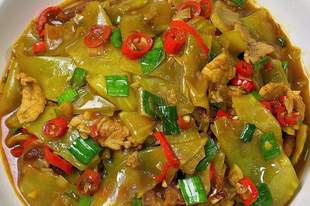 《莴笋炒肉：藏在锅气里的家常温柔》