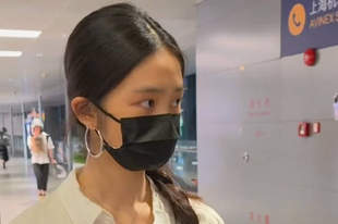 黄磊女儿独自现身机场 简约穿搭帅气又文艺